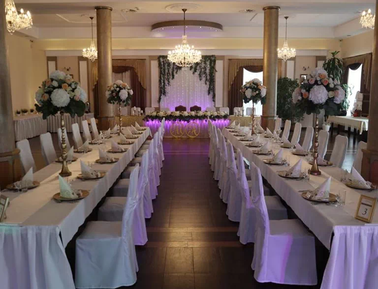 stoły na sali weselnej